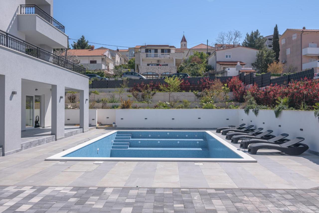 Villa Barbara & Zoran With Heated Swimming Pool Сегет-Враниця Екстер'єр фото