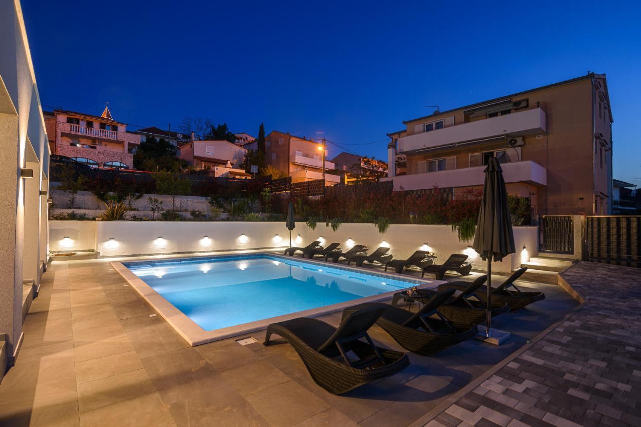 Villa Barbara & Zoran With Heated Swimming Pool Сегет-Враниця Екстер'єр фото