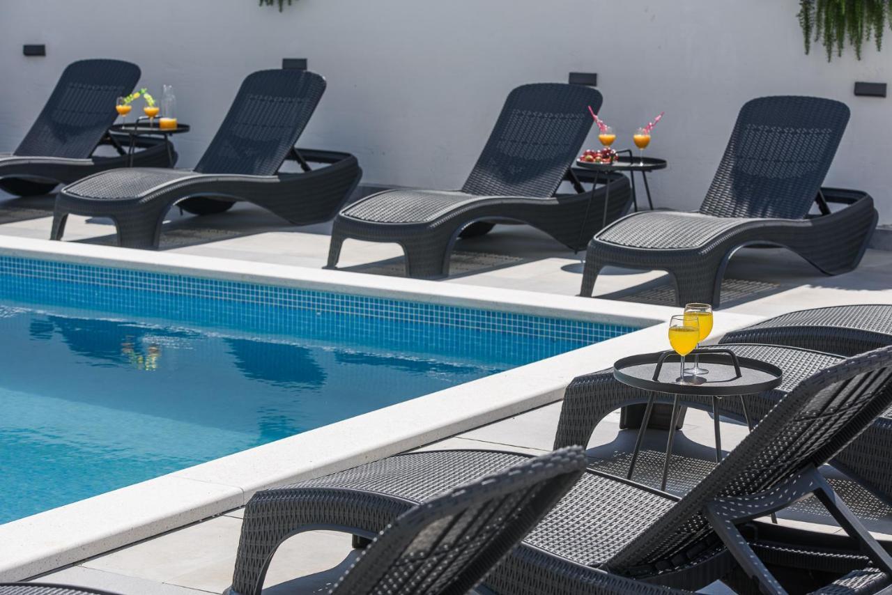 Villa Barbara & Zoran With Heated Swimming Pool Сегет-Враниця Екстер'єр фото