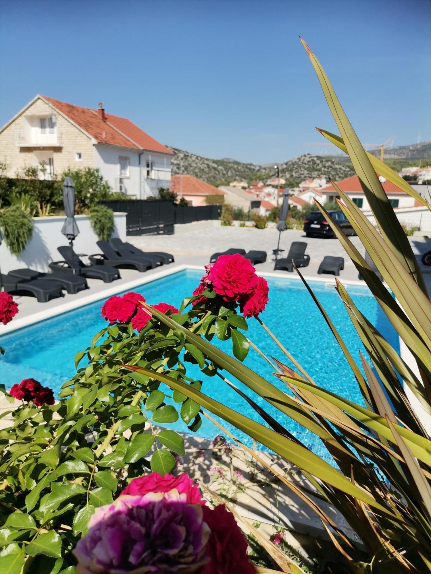 Villa Barbara & Zoran With Heated Swimming Pool Сегет-Враниця Екстер'єр фото